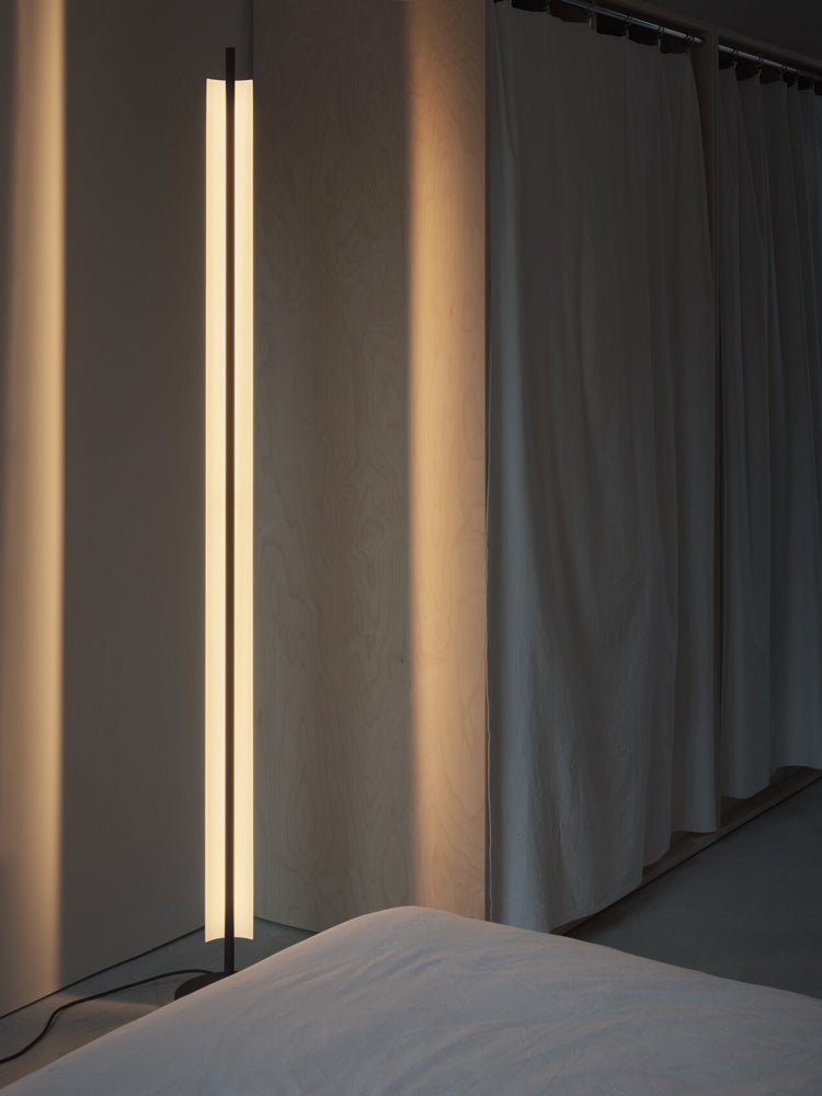 Lámina 165 Floor Lamp | Santa & Cole | Catalog Interiors