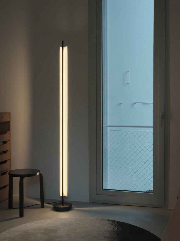 Lámina 165 Floor Lamp | Santa & Cole | Catalog Interiors