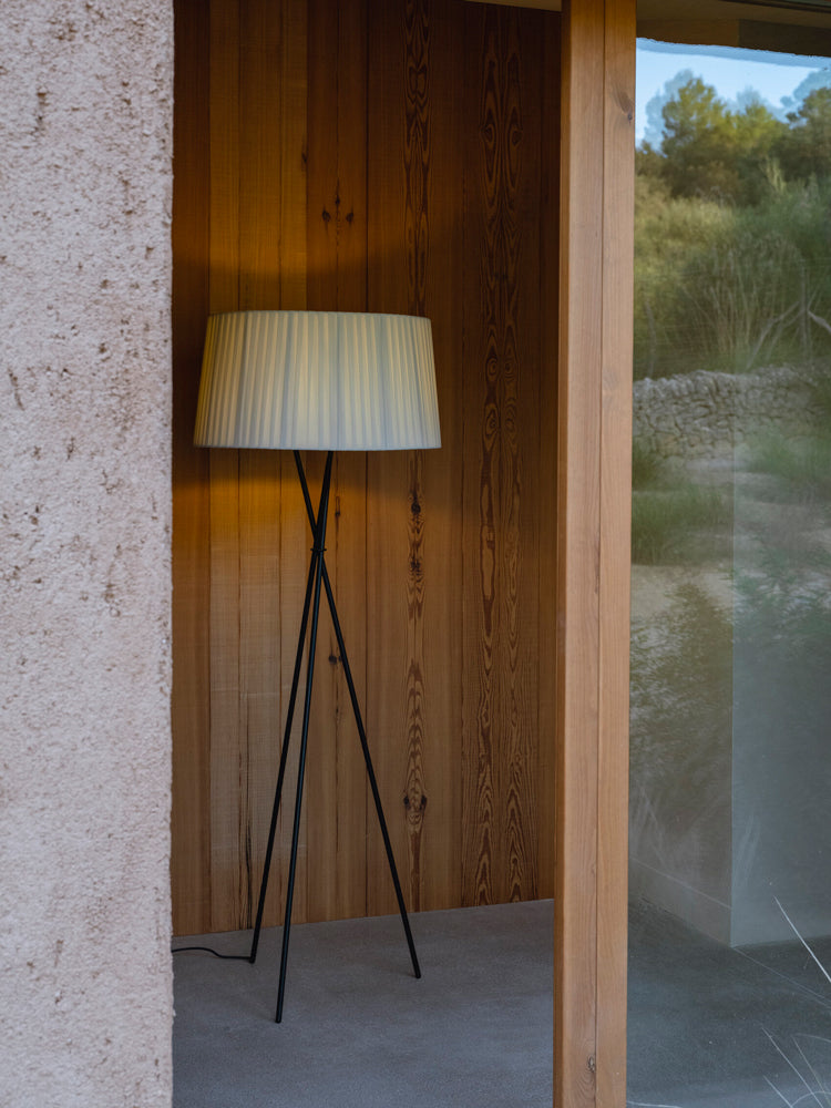 Trípode G5 Floor Lamp | Santa & Cole | Catalog Interiors