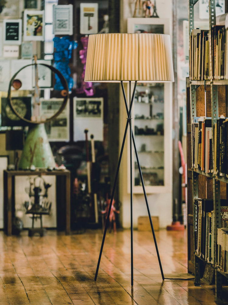 Trípode G5 Floor Lamp | Santa & Cole | Catalog Interiors