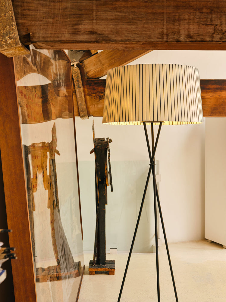 Trípode G5 Floor Lamp | Santa & Cole | Catalog Interiors