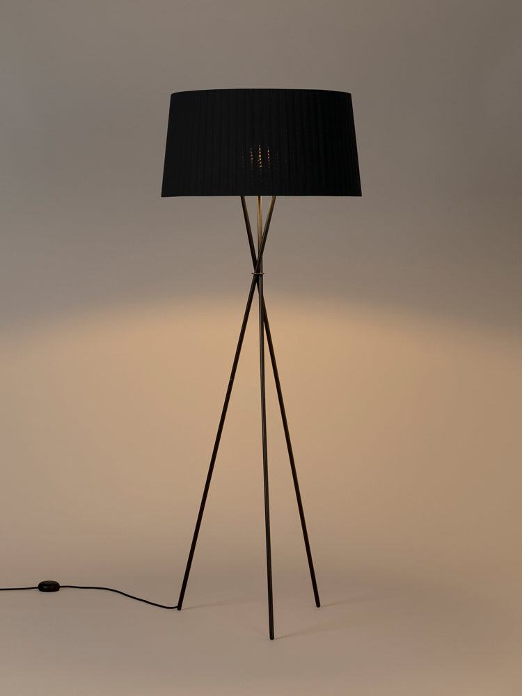 Trípode G5 Floor Lamp | Santa & Cole | Catalog Interiors