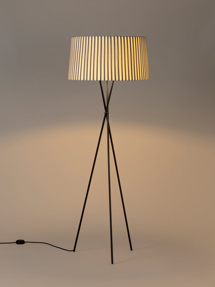 Trípode G5 Floor Lamp | Santa & Cole | Catalog Interiors