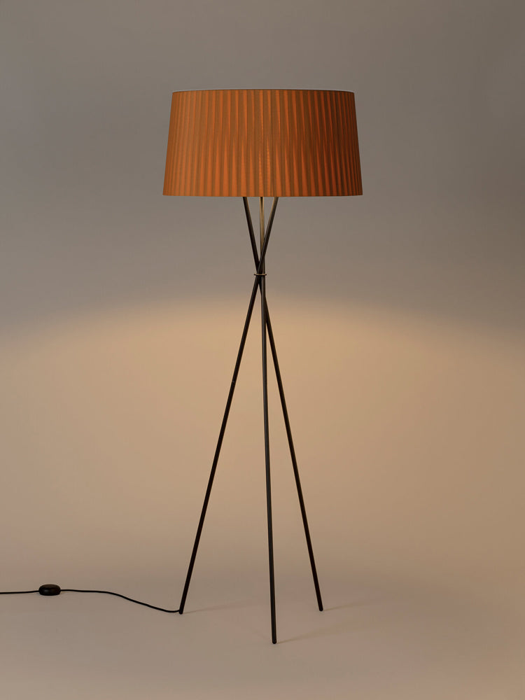Trípode G5 Floor Lamp | Santa & Cole | Catalog Interiors