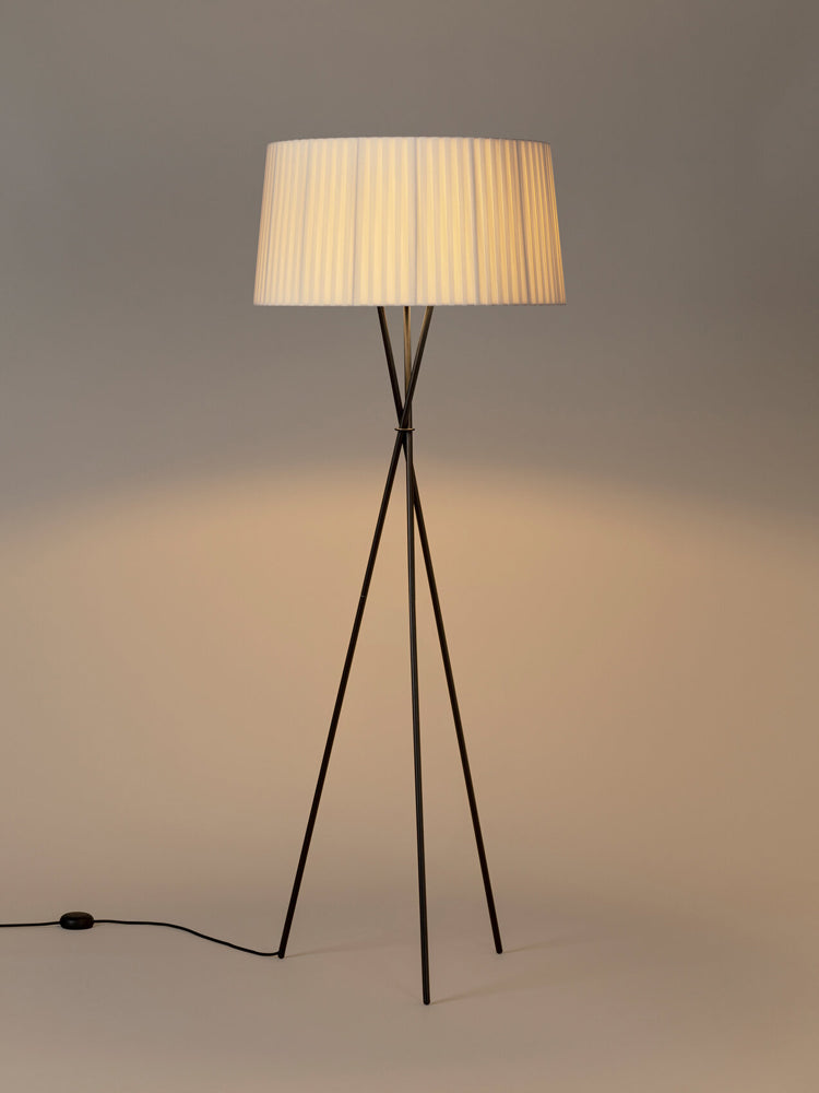 Trípode G5 Floor Lamp | Santa & Cole | Catalog Interiors