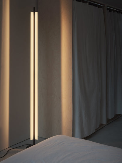 Lámina 165 Floor Lamp | Santa & Cole | Catalog Interiors 