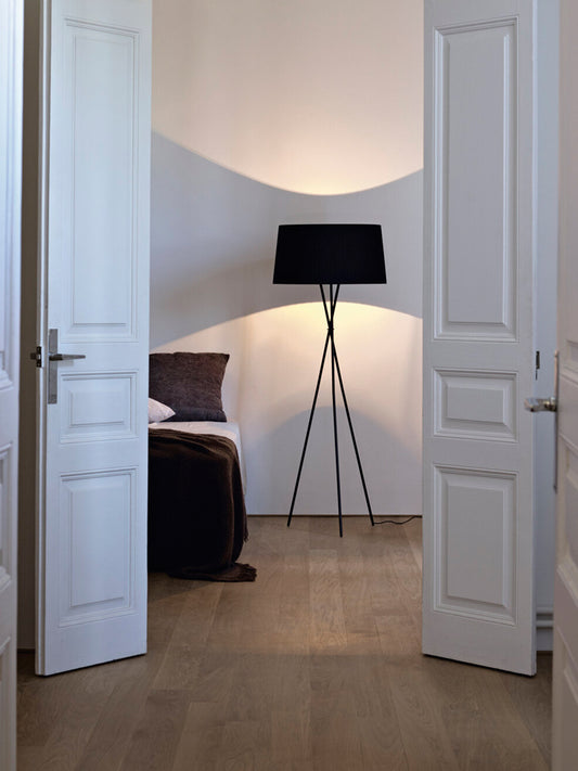 Trípode G5 Floor Lamp | Santa & Cole | Catalog Interiors 